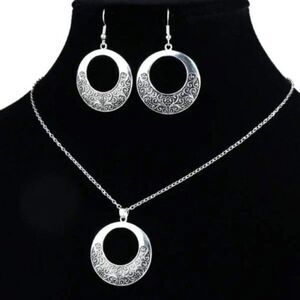 ANTIQUE SILVER PAISLEY DESIGN NECKLACE AND EARRING SET